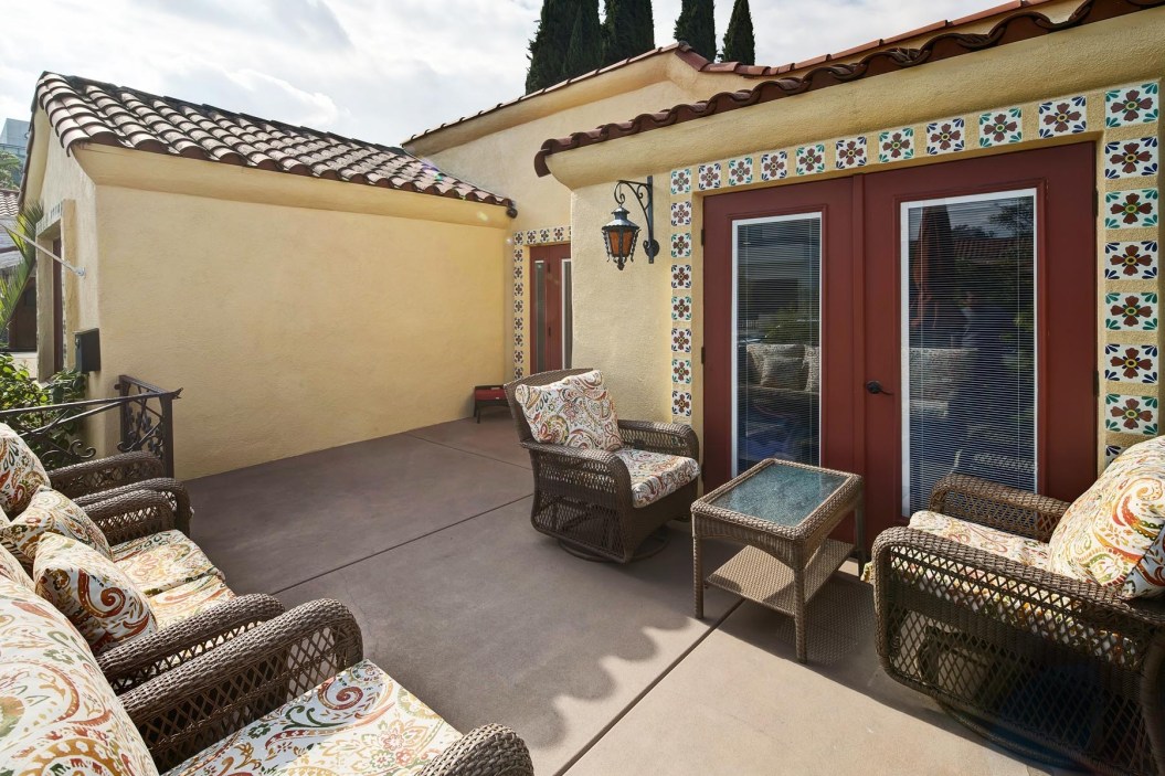 A Bright and Intimate Residence Near the Beverly Center